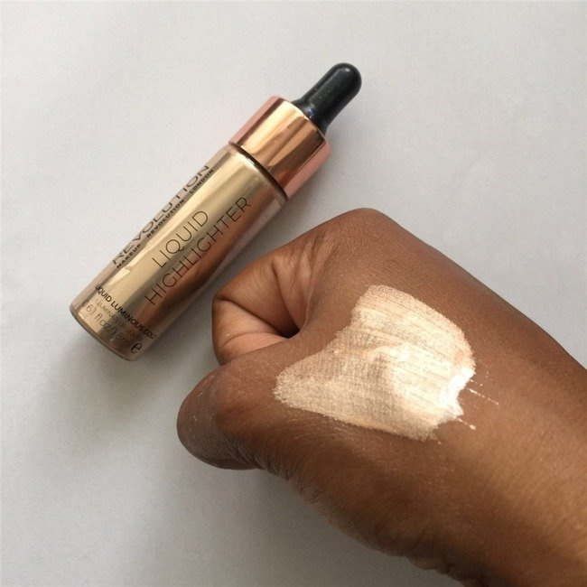 Makeup Revolution Liquid Highlighter Liquid Luminous Płynny rozświetlacz do twarzy GOLD V4 18ml